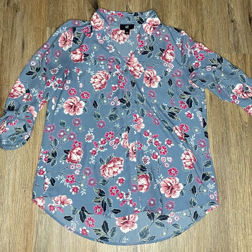 IZ BYER Large gray floral button-up blouse! Adjustable 3/4 sleeves! Curved hem!